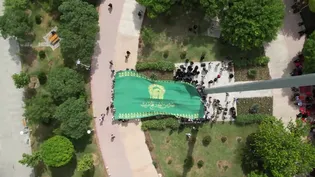 اهتزاز پرچم سبز رضوی در گستره آسمان نصف جهان / کلیپ