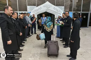 استقبال خدام حرم مطهر رضوی از زائران
