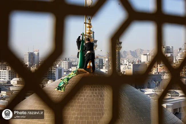 آیین تعویض پرچم گنبد منور رضوی برگزار شد