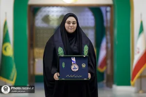اهدای مدال قهرمانی کارینا کرمی به موزه آستان قدس رضوی