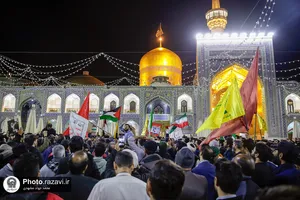 تعویض پرچم گنبد منور رضوی به مناسبت عزای عمومی در کشور