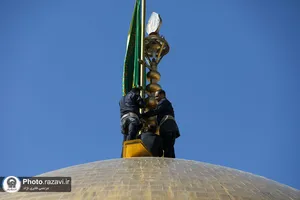 آیین تعویض پرچم گنبد منور رضوی در روز میلاد امام رضا(علیه&zwnj;السلام)