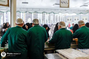 پذیرایی از زائران بارگاه منور رضوی توسط هیئت حضرت نرجس(س) عراق