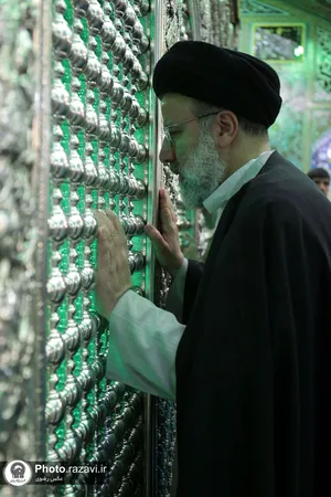 تصاویری از آیت الله شهید سید ابراهیم رئیسی در مراسم غبارروبی حرم مطهر رضوی