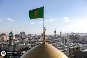 تعویض پرچم گنبد منور رضوی به مناسبت عید مبعث