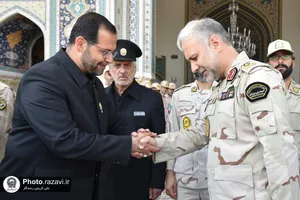 اهدا پرچم متبرک حرم امام حسین(علیه&zwnj;السلام) به حرم مطهر رضوی