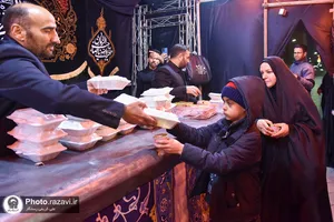 توزیع غذای متبرک حضرت در حرم مطهر رضوی