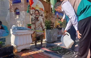 گلزار شهدای اراک با گلاب ناب رضوی معطر شد/ گزارش تصویری