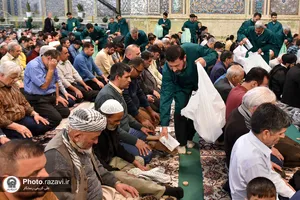 توزیع افطاری سبک در حرم مطهر رضوی-1
