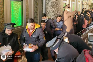 توزیع غذای متبرک مهمانسرای حضرت میان مسافران ایستگاه راه آهن مشهد