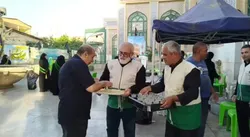  پذیرایی خادم‌یاران رامیان از زائران بارگاه امام رضا (ع) + فیلم