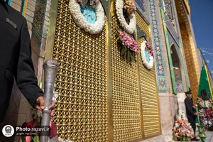 آیین تعویض پوش ضریح و پرچم گنبد منور رضوی در روز میلاد امام مهربانی&zwnj;ها