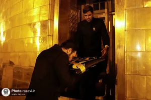 تعویض پرچم گنبد منور رضوی به مناسبت عزای عمومی در کشور