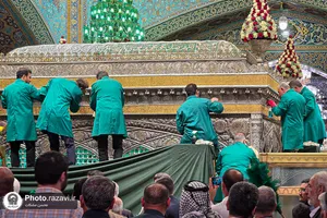 تنظیف ضریح مطهر امام رضا علیه&zwnj;السلام