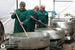 جوشش دیگ‌های اطعام در دهه ولایت کنار حرم امام رضا (ع)
