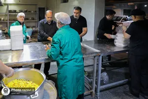 طبخ غذا توسط کفشداران حرم مطهر رضوی در ماه محرم