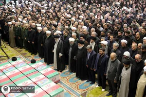اقامه نماز رهبر انقلاب بر پیکر رئیس&zwnj;جمهور شهید و همراهان گرامی ایشان