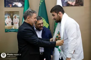 اهدای مدال طلای امیر یاری به موزه آستان قدس رضوی