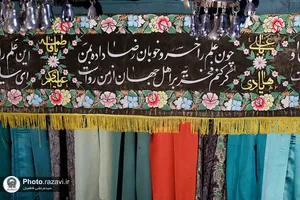 تنظیف علم شاه حسین در موزه آستان قدس رضوی