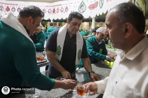 خدمت جمعی از ورزشکاران در چایخانه حضرت