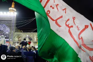تعویض پرچم گنبد منور رضوی به مناسبت عزای عمومی در کشور