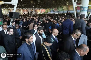 اقامه نماز رهبر انقلاب بر پیکر رئیس&zwnj;جمهور شهید و همراهان گرامی ایشان