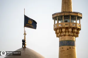 تعویض پرچم گنبد منور رضوی به مناسبت وفات حضرت معصومه(سلام الله علیها)