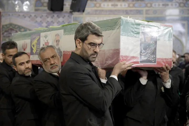 طنین عطر شهادت در حریم رضوی؛ وداع زائران با پیکر سرتیپ شهید حسین ظریفی
