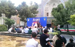 پاتوق تابستانی نوجوانی در مدرسه تاریخی میرزا جعفر حرم رضوی، زیارت را با روایت شهدا، هنر و فناوری‌های نوین پیوند زده است.