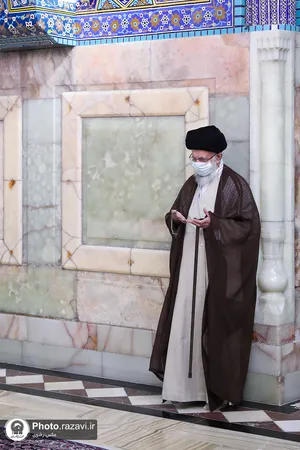 تصاویری از رهبر شهید انقلاب در مراسم غبارروبی حرم مطهر رضوی
