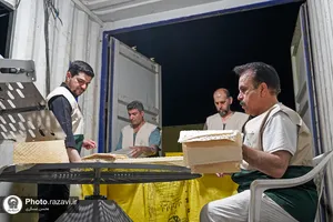 برپایی نانوایی به همت خادمیاران رضوی در مرز مهران