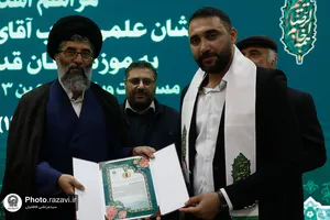 اهدای نشان طلای علمی رضا شریفیان به موزه آستان قدس رضوی