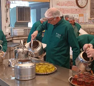 پذیرایی خادم‌یاران شاهین‌شهر و میمه از زائران رضوی در چایخانه حرم
