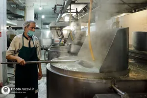 پخت و توزیع غذای متبرک ماهی سفره شب عید در مهمانسرای حضرت