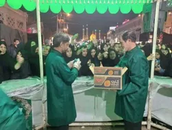 خدمت‌رسانی موکب خادمان رضوی در قم و جمکران؛ توزیع بیش از ۳۱ هزار بسته پذیرایی طی دو روز