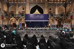 پرچم عزای حسین (ع) بر شانه‌های خادمان حرم رضوی