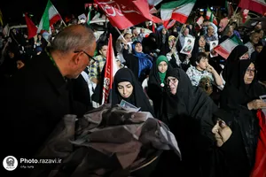 بسته بندی و توزیع تبرکات توسط خادمان رضوی در تجمعات مردمی