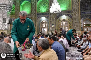 توزیع 8هزار گل متبرک حرم مطهر رضوی
