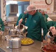 پذیرایی خادم‌یاران شاهین‌شهر و میمه از زائران رضوی در چایخانه حرم