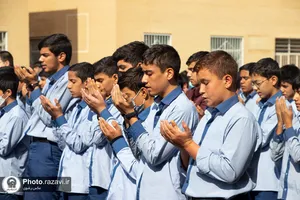 اقامه نماز جماعت دانش آموزان مدارس امام رضا(ع) به امامت آیت الله طباطبایی