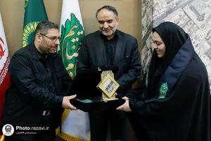 اهدای مدال قهرمانی کارینا کرمی به موزه آستان قدس رضوی