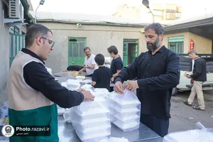 طبخ و توزیع روزانه 20هزار وعده غذای گرم در طرح دارالکرامه آستان قدس رضوی