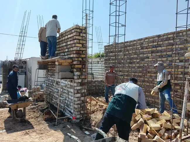 گره‌گشایی خادمیاران از مشکلات مسکن نیازمندان در رفسنجان و بهرمان
