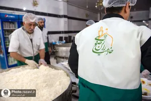 طبخ و توزیع غذای متبرک بین معتکفین در مساجد حاشیه شهر مشهد