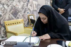 اهدای مدال قهرمانی کارینا کرمی به موزه آستان قدس رضوی