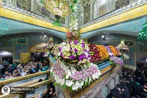 گل&zwnj;آرایی ضریح مطهر رضوی در آستانه ولادت امام رضا علیه&zwnj;السلام