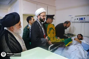 عیادت خادمان بارگاه منور رضوی از مصدومان حادثه بندر شهید رجایی