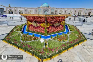 گل آرایی حرم مطهر رضوی در دهه کرامت