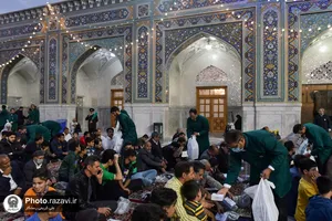 بسته&zwnj;بندی و توزیع افطاری سبک در حرم مطهر رضوی