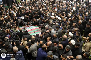 اقامه نماز رهبر انقلاب بر پیکر رئیس&zwnj;جمهور شهید و همراهان گرامی ایشان